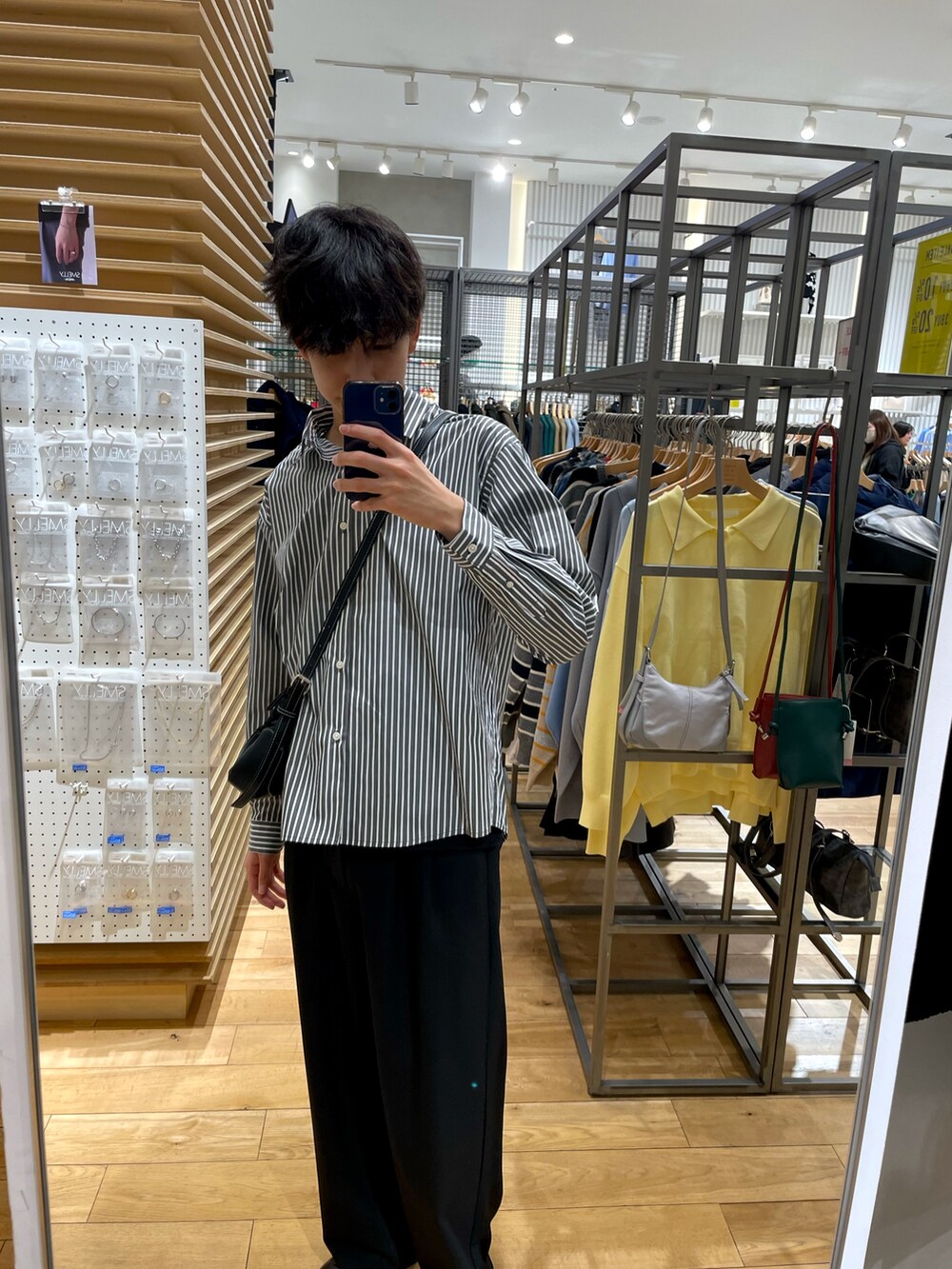 ブラック系のその他パンツ、ブラック系のシャツ/ブラウス、ブラック系のショルダーバッグを着用したメンズの冬コーディネートの4枚目の写真