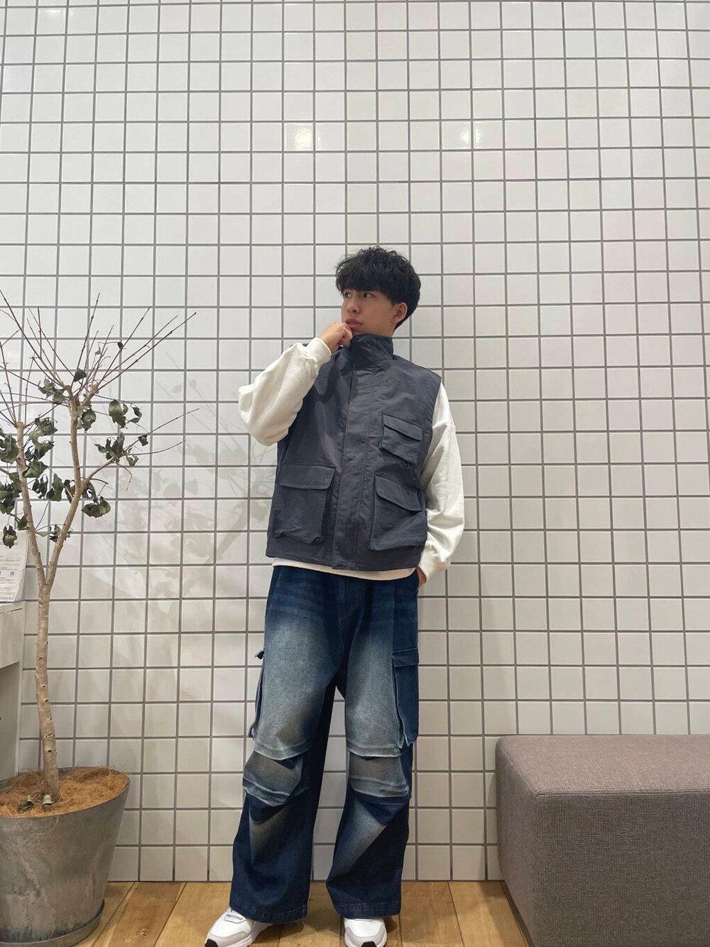 「センスオブプレイス、デニム、ワイドパンツ、カジュアル、ベスト、ホワイト、スウェット、カーゴパンツ、シンプルコーデ、ブルー、ナイキ、春コーデ、デニムコーデ、ヴィンテージ、ベストコーデ」｜「SENSE OF PLACE by URBAN RESEARCHのデニムカーゴパンツ（デニムパンツ、ブルー系）」を使った、とーごさん（メンズ・178cm）の春コーディネートの3枚目の写真