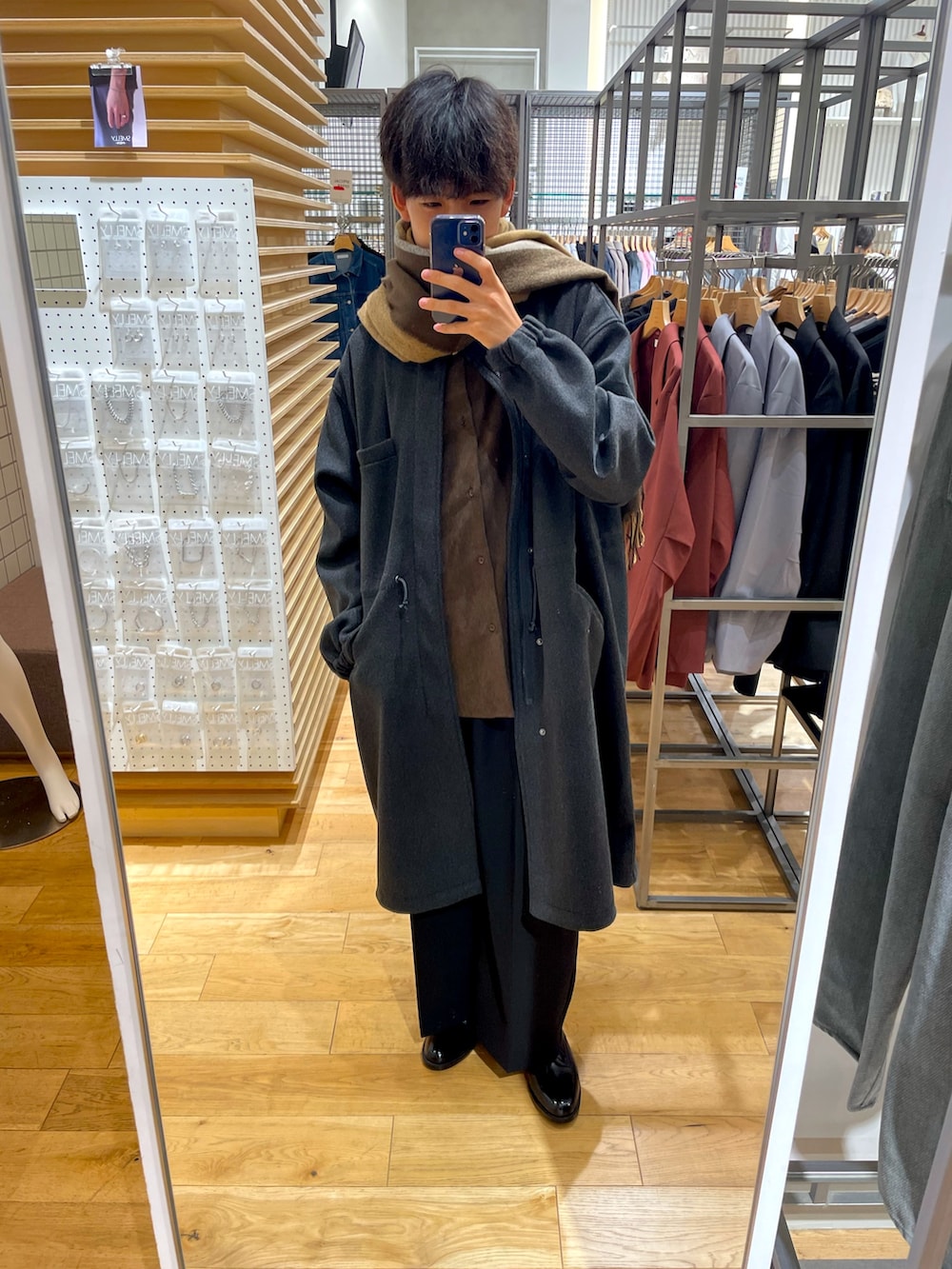 「ロングコート、シャツスタイル、タートルネック、ワイドパンツ、革靴、きれいめカジュアル、冬コーデ、クリスマスに着たい服、マフラー、ブラック、ブラウン、大学生」|「HARUTAのHARUTA プレーンレースアップシューズ(その他シューズ、ブラック系)」を使った、とーごさん(メンズ・178cm)の秋コーディネートの5枚目の写真