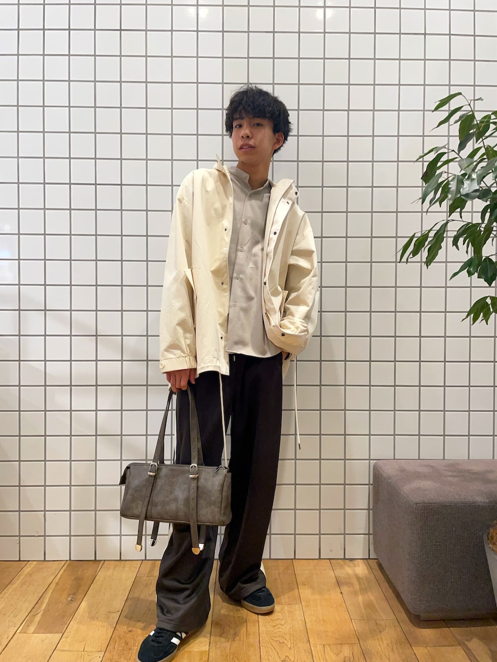 「冬アウター、メンズファッション、休日スタイル、カジュアル、お洒落さんとつながりたい、シンプルスタイル、シャツスタイル、シンプルコーデ、キレイめ、レザーバッグ、ホワイト、ブラウン、ジャージ、モッズコート、デート」|「SENSE OF PLACE by URBAN RESEARCHのショートモッズコート(モッズコート、ホワイト系)」を使った、とーごさん(メンズ・178cm)の冬コーディネートの3枚目の写真