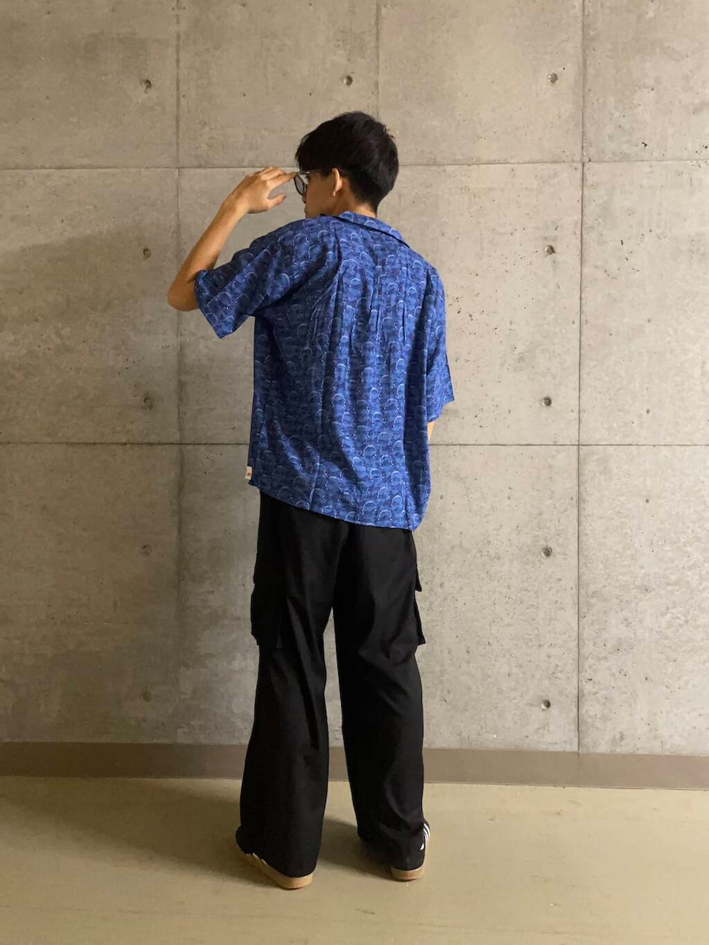 「ワイドパンツ、カジュアル、カーゴパンツ、ブラック、ブルー、柄シャツ、タンクトップ、夏、半袖、大学生、シャツコーデ、海、サングラスコーデ、jaws」|「SENSE OF PLACE by URBAN RESEARCHのウェリントンサングラス(サングラス、ブルー系)」を使った、とーごさん(メンズ・178cm)の夏コーディネートの3枚目の写真