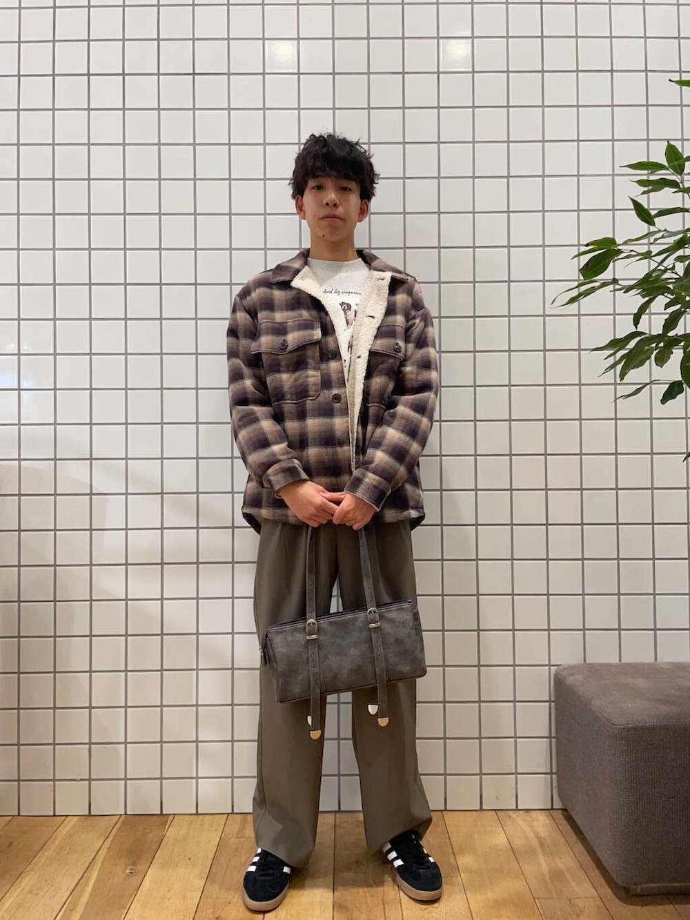 グレー系のボストンバッグ、ブラウン系のその他アウター、グレー系のスウェットを着用したメンズの冬コーディネートの2枚目の写真