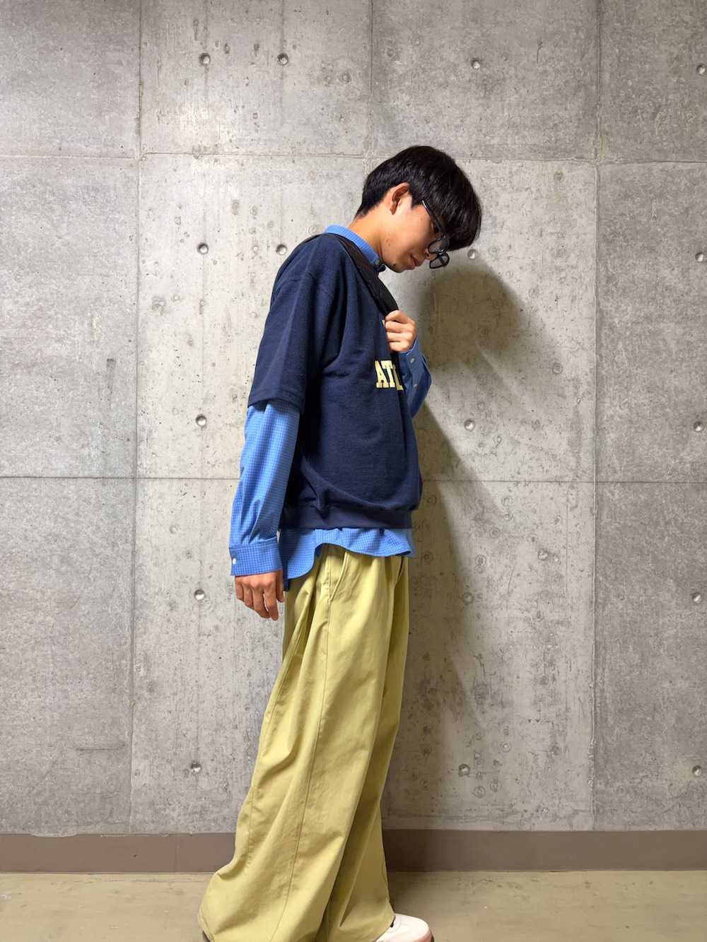 ブルー系のスウェット、ブルー系のシャツ/ブラウス、ブラック系のショルダーバッグを着用したメンズの春コーディネートの3枚目の写真