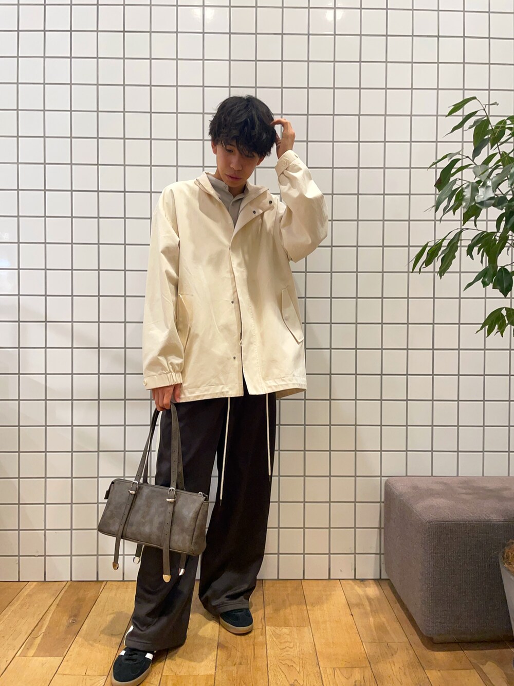 「冬アウター、メンズファッション、休日スタイル、カジュアル、お洒落さんとつながりたい、シンプルスタイル、シャツスタイル、シンプルコーデ、キレイめ、レザーバッグ、ホワイト、ブラウン、ジャージ、モッズコート、デート」|「SENSE OF PLACE by URBAN RESEARCHのショートモッズコート(モッズコート、ホワイト系)」を使った、とーごさん(メンズ・178cm)の冬コーディネートの2枚目の写真