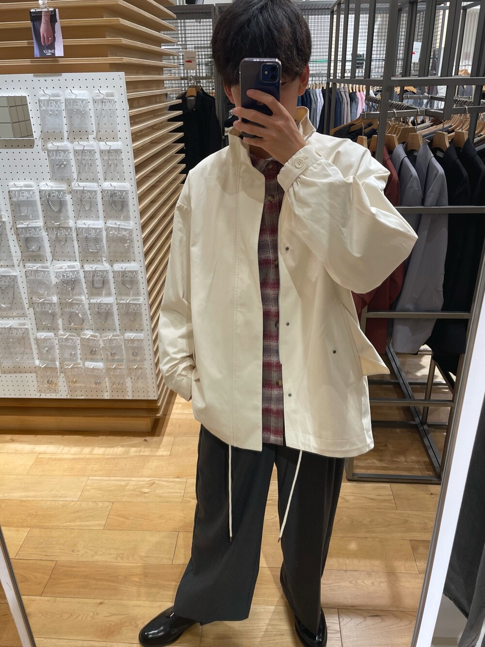 「コート、シャツスタイル、柄シャツ、ワイドパンツ、革靴、ホワイト、グレー、赤、秋コーデ、冬コーデ、大学生、デートコーデ」|「SENSE OF PLACE by URBAN RESEARCHのショートモッズコート(モッズコート、ホワイト系)」を使った、とーごさん(メンズ・178cm)の秋コーディネートの6枚目の写真