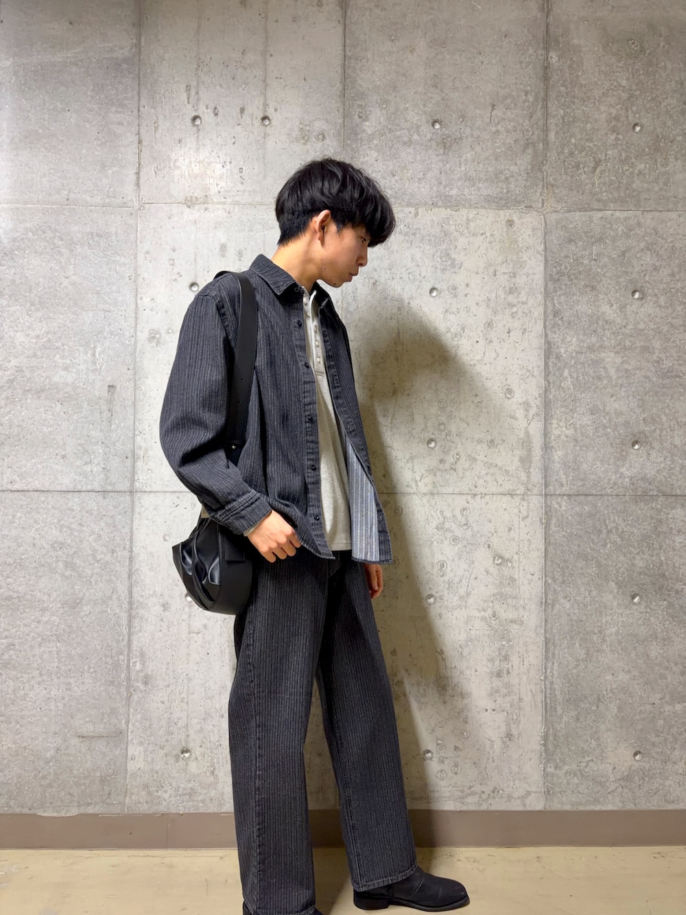 ブラック系のシャツ/ブラウス、ブラック系のショルダーバッグ、ブラック系のその他パンツを着用したメンズの冬コーディネートの2枚目の写真