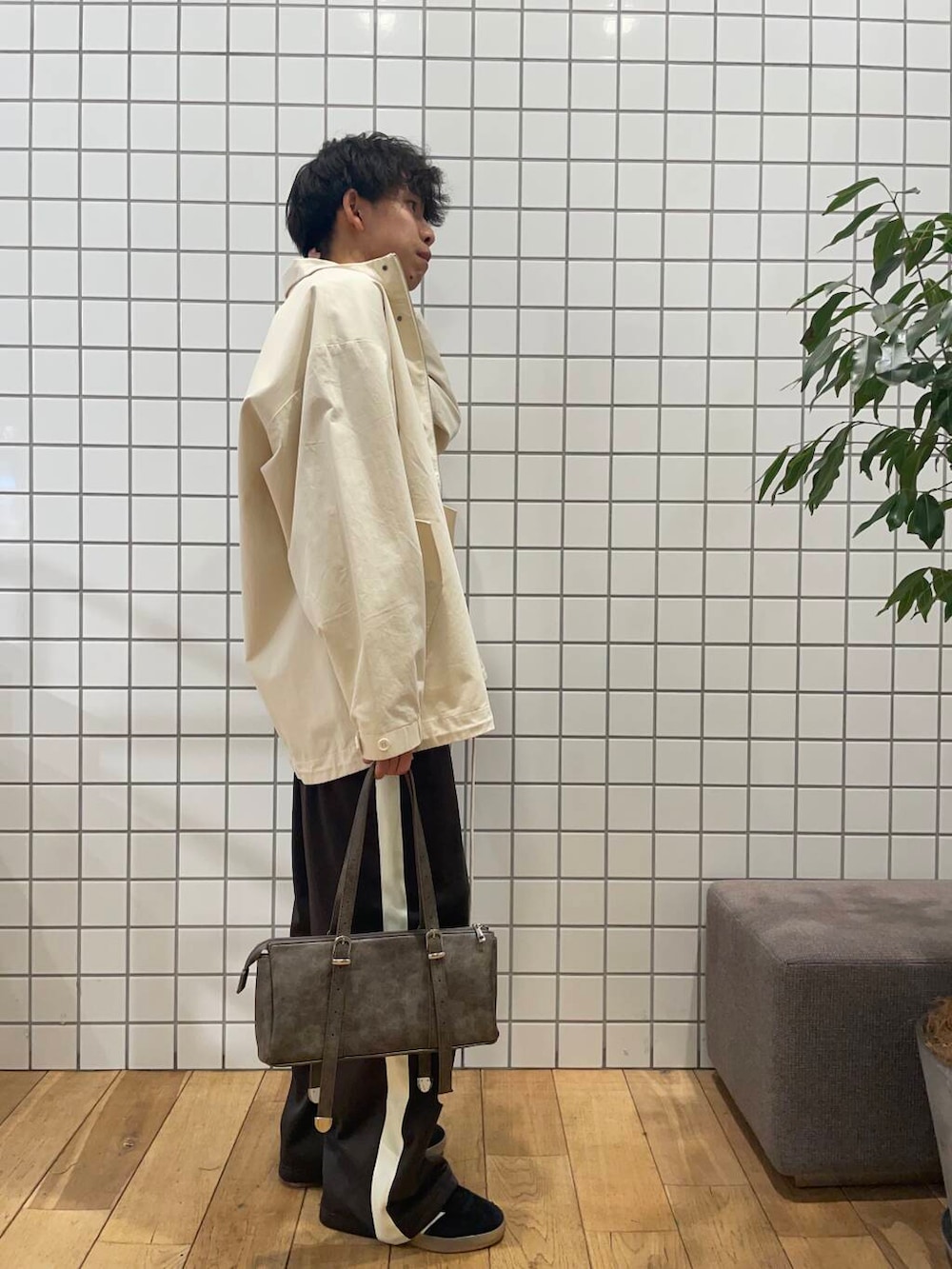 ベージュ系のシャツ/ブラウス、ホワイト系のモッズコート、ブラウン系のボストンバッグを着用したメンズの冬コーディネートの4枚目の写真