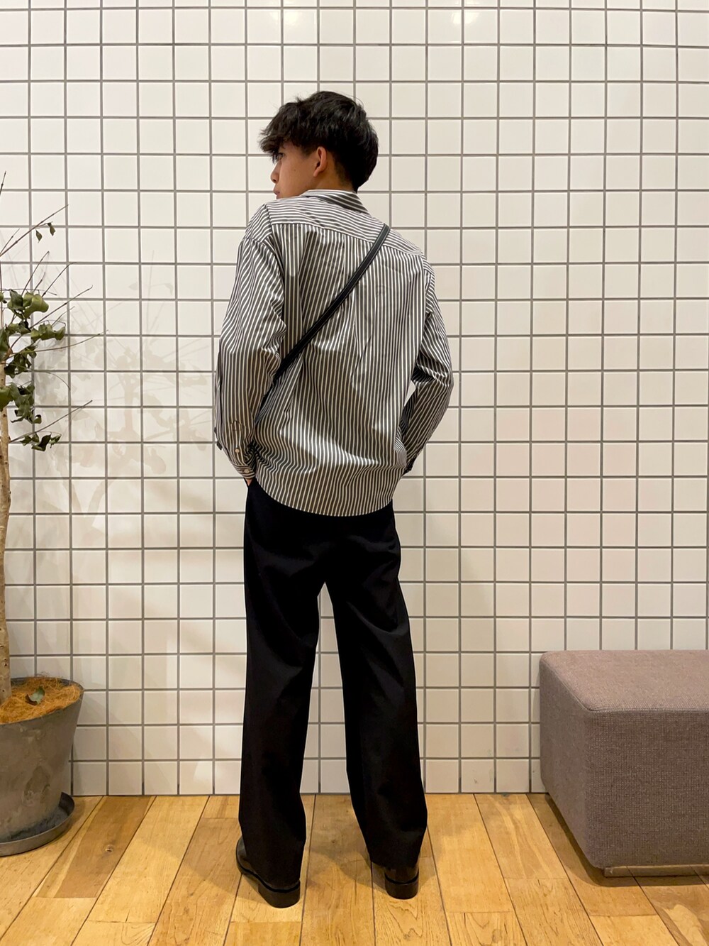 ブラック系のその他パンツ、ブラック系のシャツ/ブラウス、ブラック系のショルダーバッグを着用したメンズの冬コーディネートの3枚目の写真