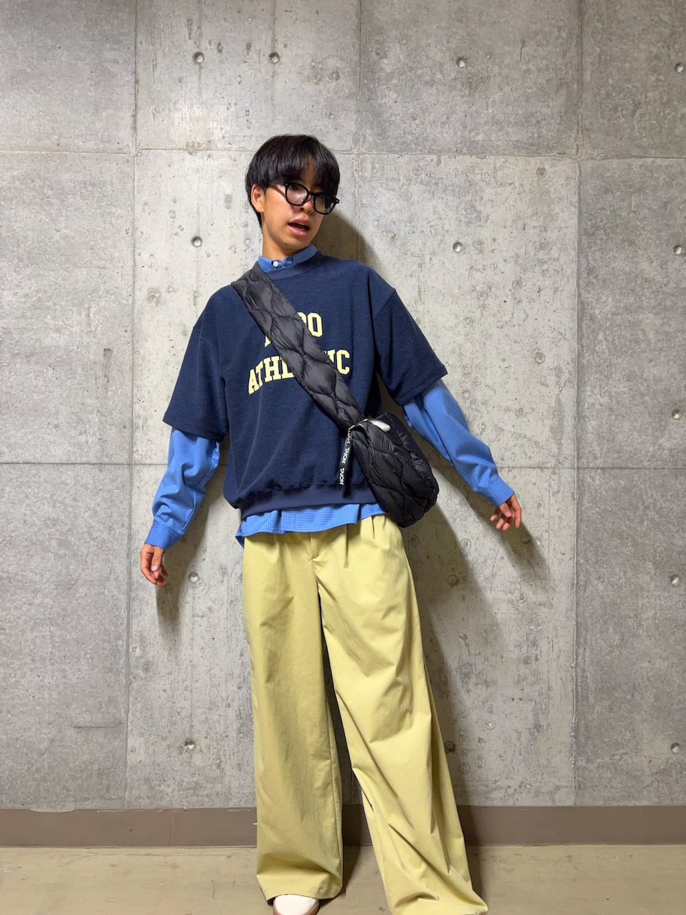 ブルー系のスウェット、ブルー系のシャツ/ブラウス、ブラック系のショルダーバッグを着用したメンズの春コーディネートの2枚目の写真