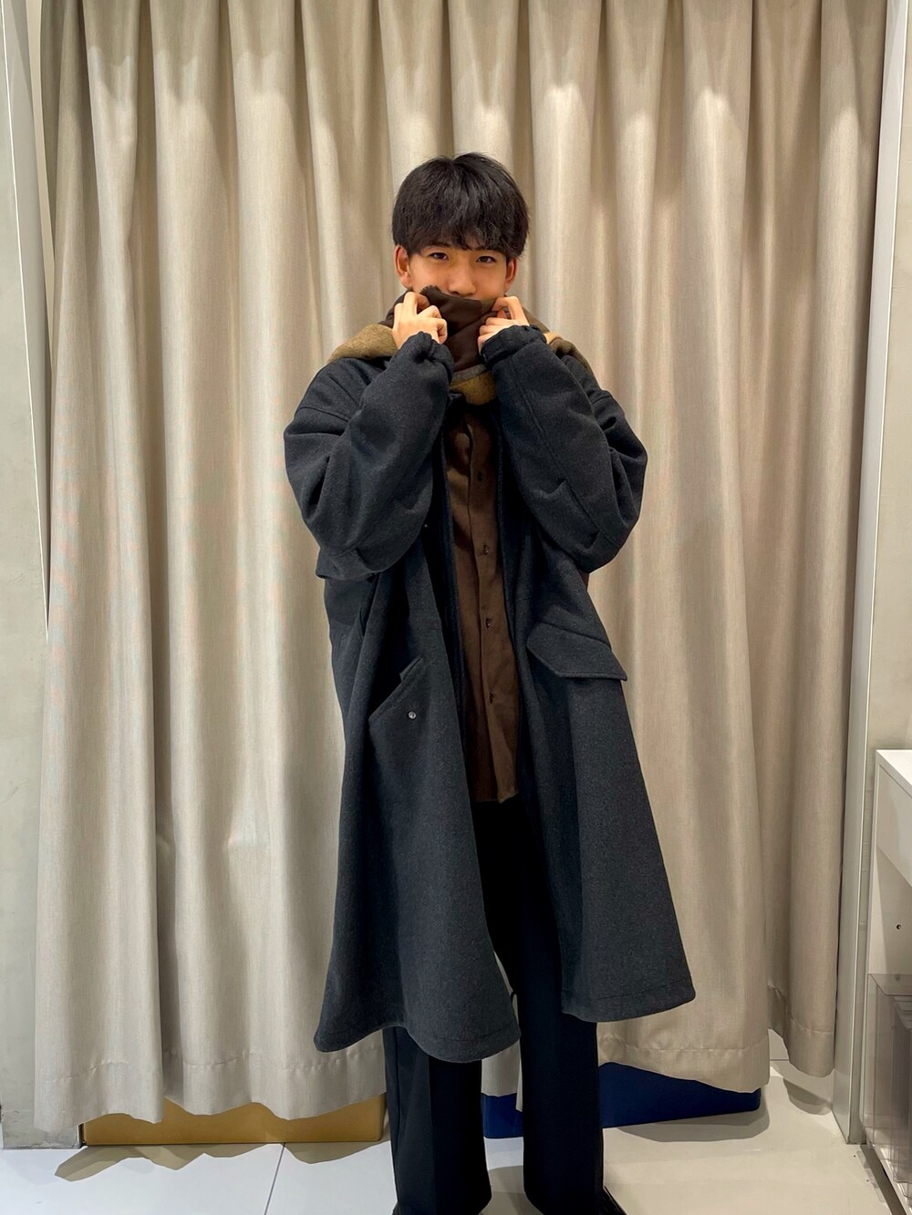 「ロングコート、シャツスタイル、タートルネック、ワイドパンツ、革靴、きれいめカジュアル、冬コーデ、クリスマスに着たい服、マフラー、ブラック、ブラウン、大学生」|「HARUTAのHARUTA プレーンレースアップシューズ(その他シューズ、ブラック系)」を使った、とーごさん(メンズ・178cm)の秋コーディネートの2枚目の写真