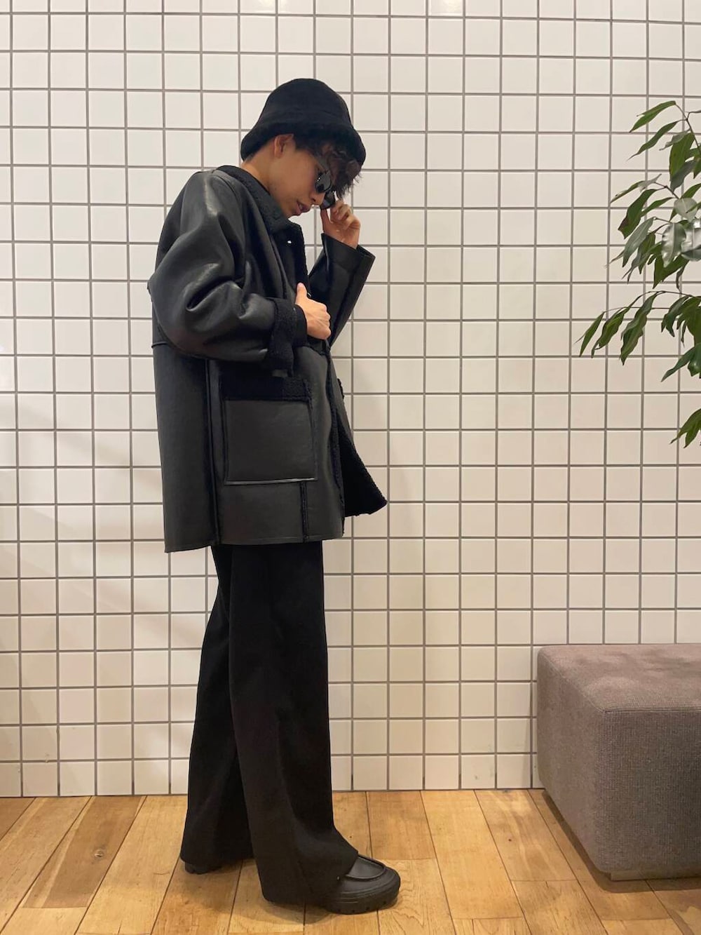 ブラック系のニット/セーター、ブラック系のその他パンツ、ブラック系のブルゾンを着用したメンズの冬コーディネートの3枚目の写真