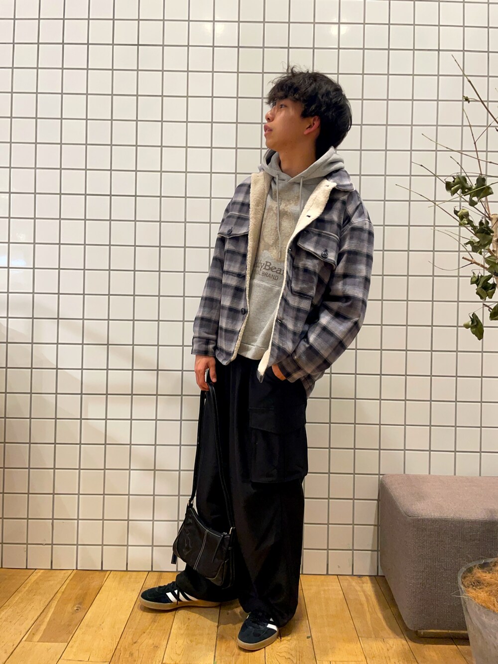 「お出かけコーデ、メンズファッション、休日スタイル、カジュアルスタイル、モノトーン、レザーバッグ、パーカー、グレー、チェック、チェックジャケット、カーゴパンツ、黒、シンプル、シンプルコーデ、ショルダーバッグ」｜「SENSE OF PLACE by URBAN RESEARCHのオンブレーチェックボアジャケット（ブルゾン、ブラック系）」を使った、とーごさん（メンズ・178cm）の冬コーディネートの3枚目の写真