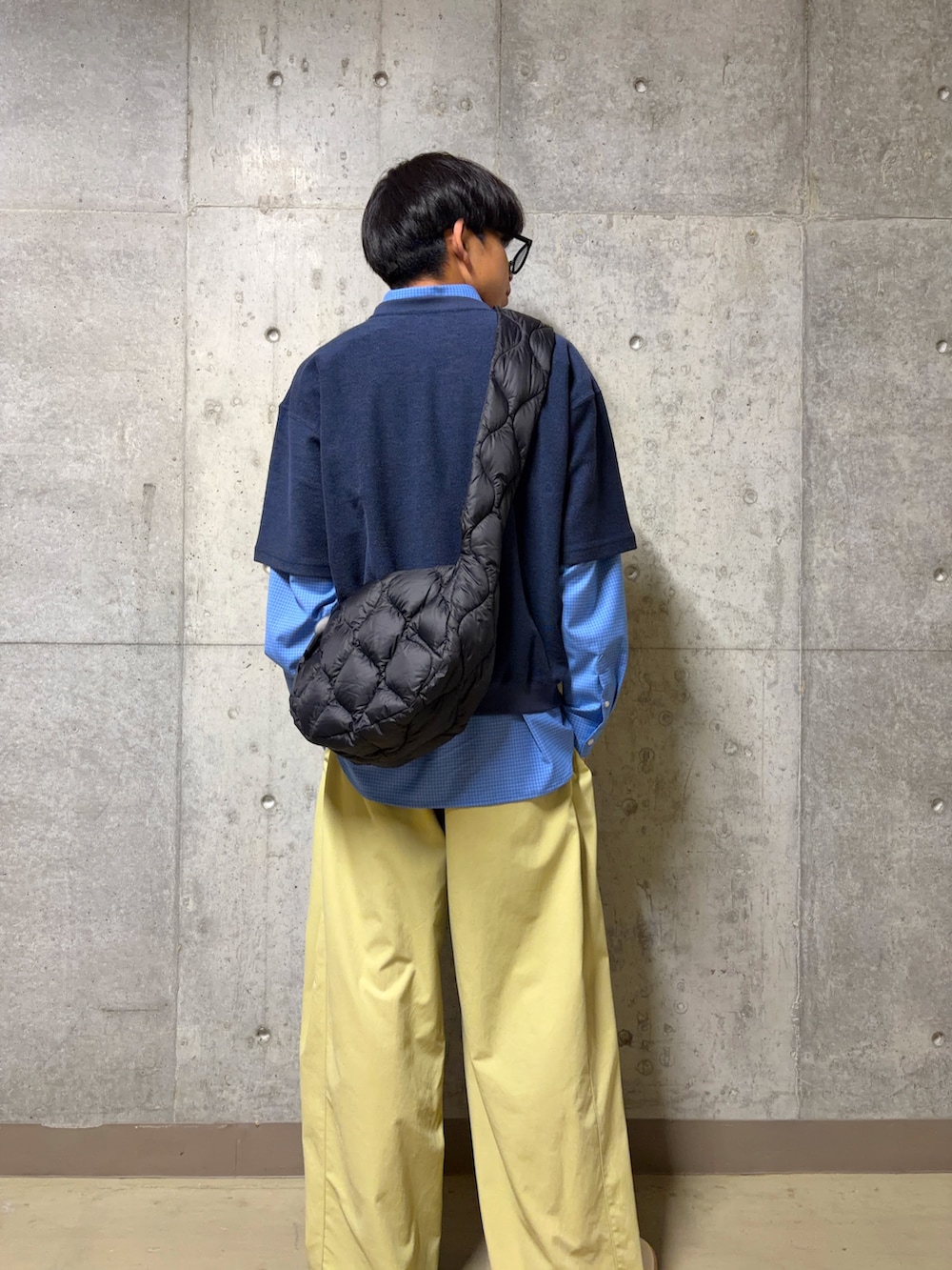 ブルー系のスウェット、ブルー系のシャツ/ブラウス、ブラック系のショルダーバッグを着用したメンズの春コーディネートの4枚目の写真