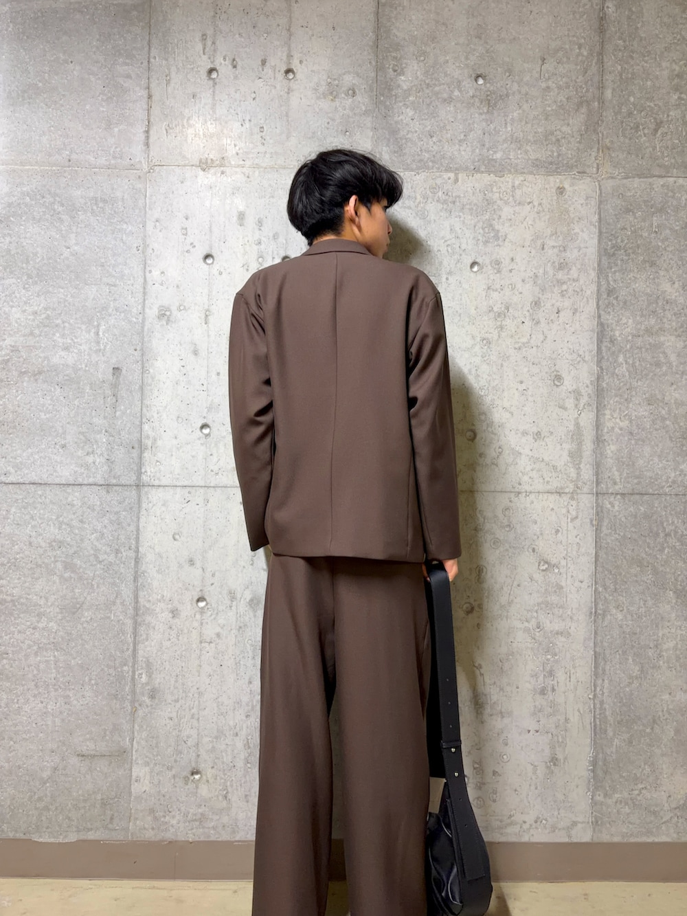 ブラウン系のその他アウター、ホワイト系のTシャツ/カットソー、ブラウン系のその他パンツを着用したメンズの冬コーディネートの4枚目の写真