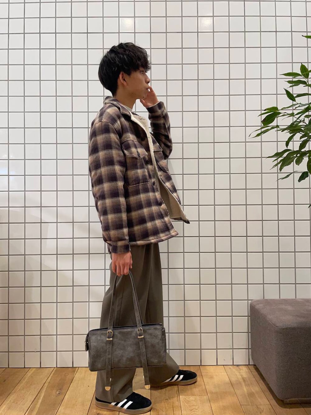 グレー系のボストンバッグ、ブラウン系のその他アウター、グレー系のスウェットを着用したメンズの冬コーディネートの4枚目の写真