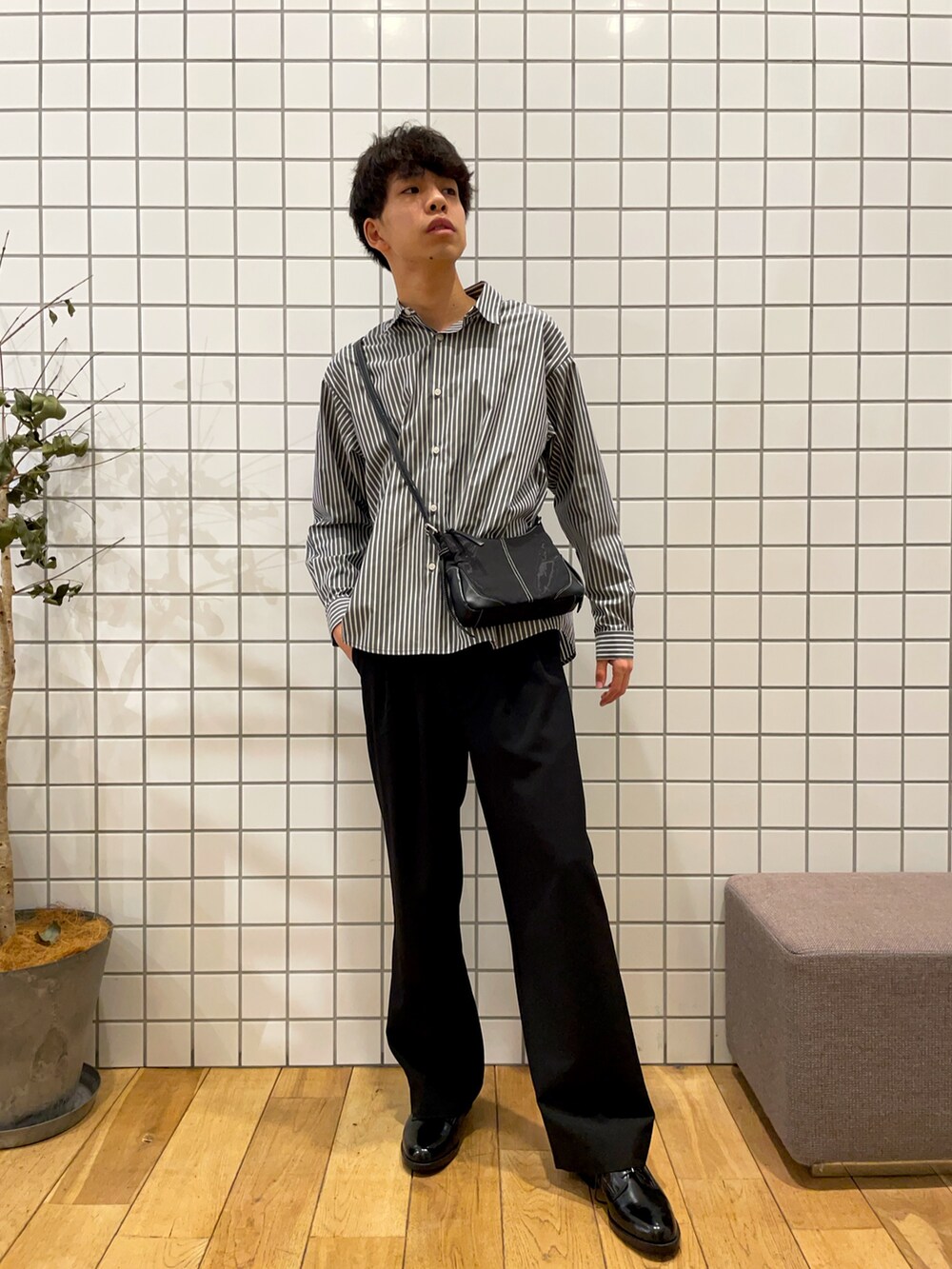 ブラック系のその他パンツ、ブラック系のシャツ/ブラウス、ブラック系のショルダーバッグを着用したメンズの冬コーディネートの2枚目の写真