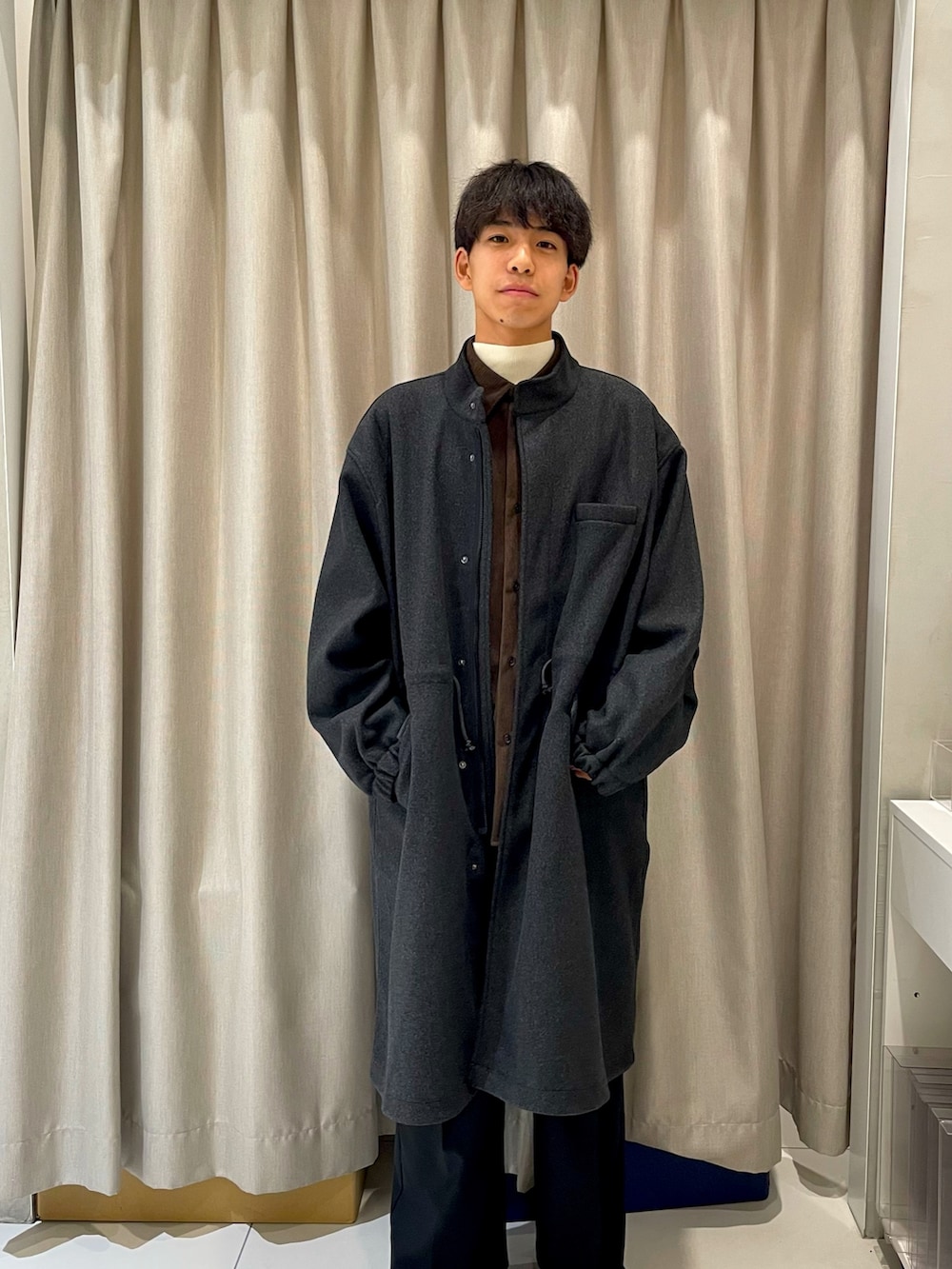 「ロングコート、シャツスタイル、タートルネック、ワイドパンツ、革靴、きれいめカジュアル、冬コーデ、クリスマスに着たい服、マフラー、ブラック、ブラウン、大学生」|「HARUTAのHARUTA プレーンレースアップシューズ(その他シューズ、ブラック系)」を使った、とーごさん(メンズ・178cm)の秋コーディネートの4枚目の写真