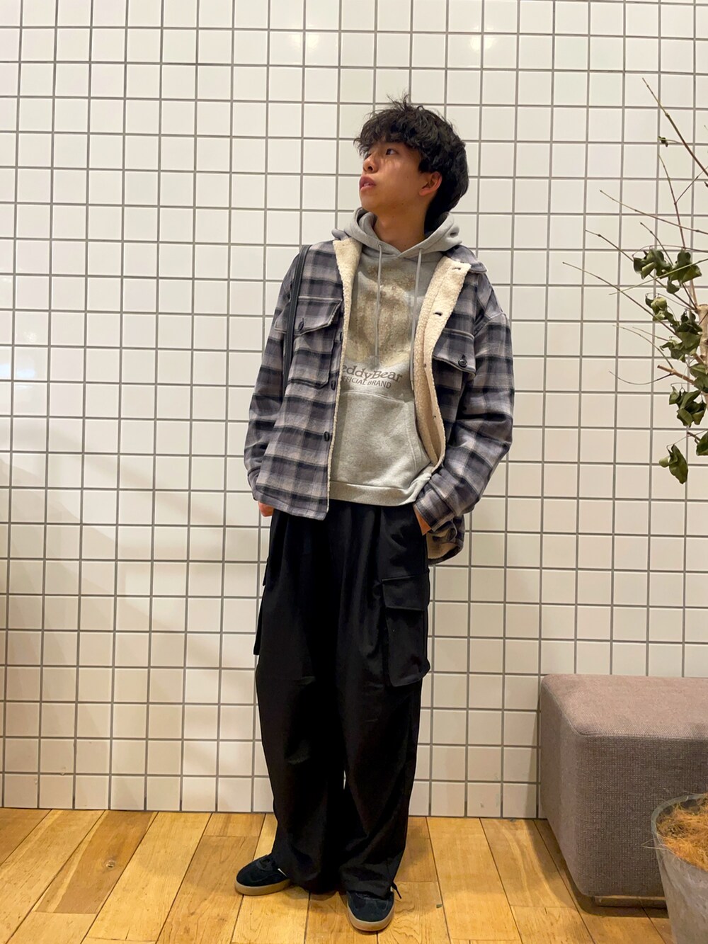 「お出かけコーデ、メンズファッション、休日スタイル、カジュアルスタイル、モノトーン、レザーバッグ、パーカー、グレー、チェック、チェックジャケット、カーゴパンツ、黒、シンプル、シンプルコーデ、ショルダーバッグ」｜「SENSE OF PLACE by URBAN RESEARCHのオンブレーチェックボアジャケット（ブルゾン、ブラック系）」を使った、とーごさん（メンズ・178cm）の冬コーディネートの2枚目の写真