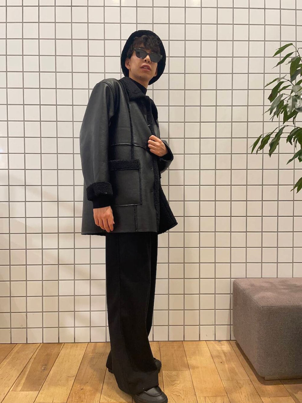 ブラック系のニット/セーター、ブラック系のその他パンツ、ブラック系のブルゾンを着用したメンズの冬コーディネートの2枚目の写真