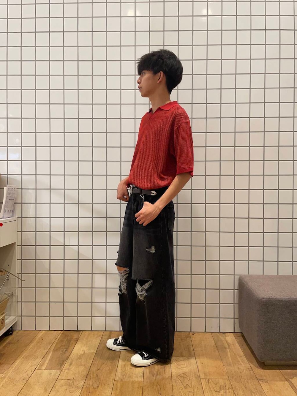 「シンプル、デニム、ワイドパンツ、カジュアル、ニット、Converse、きれいめカジュアル、ブラック、赤、レッド、夏コーデ、夏、半袖、大学生、スキッパーニット」｜「CONVERSEのCONVERSE　ALL STAR FLOWEREYELETS OX（スニーカー、ブラック系）」を使った、とーごさん（メンズ・178cm）の夏コーディネートの3枚目の写真