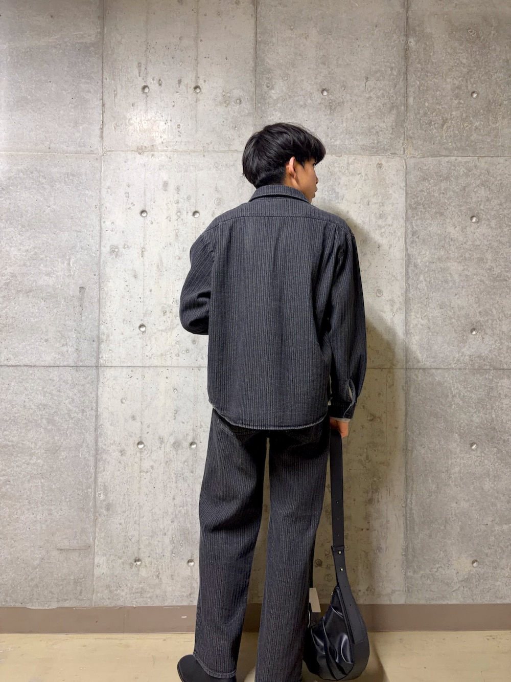 ブラック系のシャツ/ブラウス、ブラック系のショルダーバッグ、ブラック系のその他パンツを着用したメンズの冬コーディネートの4枚目の写真