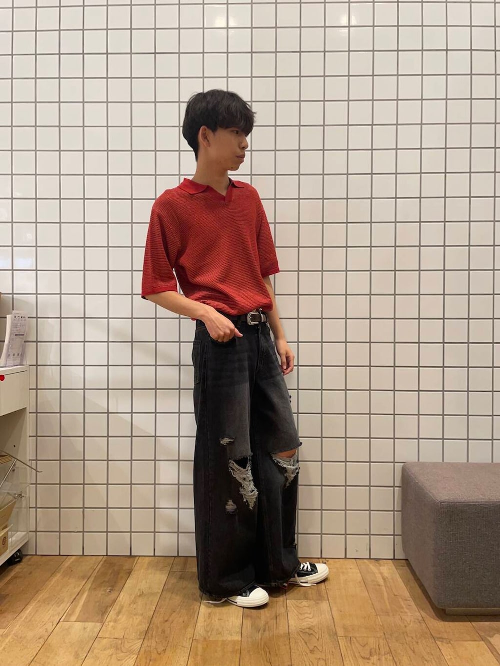 「シンプル、デニム、ワイドパンツ、カジュアル、ニット、Converse、きれいめカジュアル、ブラック、赤、レッド、夏コーデ、夏、半袖、大学生、スキッパーニット」｜「CONVERSEのCONVERSE　ALL STAR FLOWEREYELETS OX（スニーカー、ブラック系）」を使った、とーごさん（メンズ・178cm）の夏コーディネートの4枚目の写真