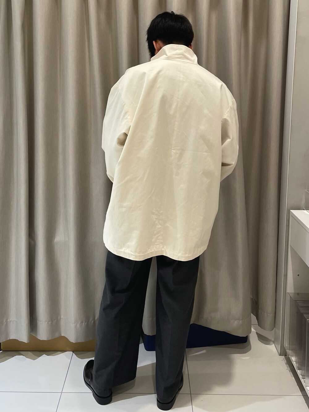 「コート、シャツスタイル、柄シャツ、ワイドパンツ、革靴、ホワイト、グレー、赤、秋コーデ、冬コーデ、大学生、デートコーデ」|「SENSE OF PLACE by URBAN RESEARCHのショートモッズコート(モッズコート、ホワイト系)」を使った、とーごさん(メンズ・178cm)の秋コーディネートの5枚目の写真