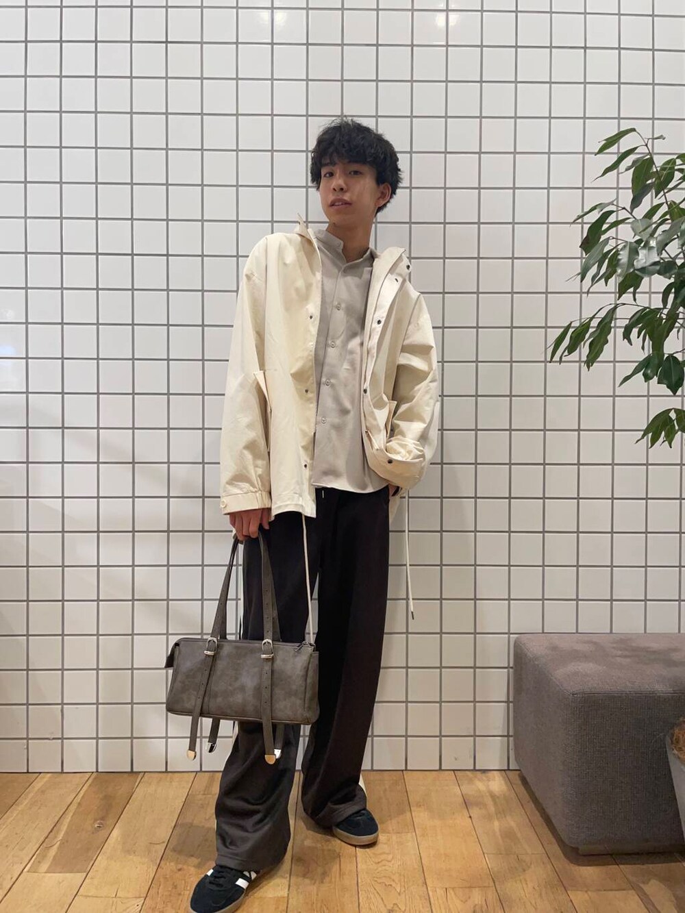 ベージュ系のシャツ/ブラウス、ホワイト系のモッズコート、ブラウン系のボストンバッグを着用したメンズの冬コーディネートの3枚目の写真