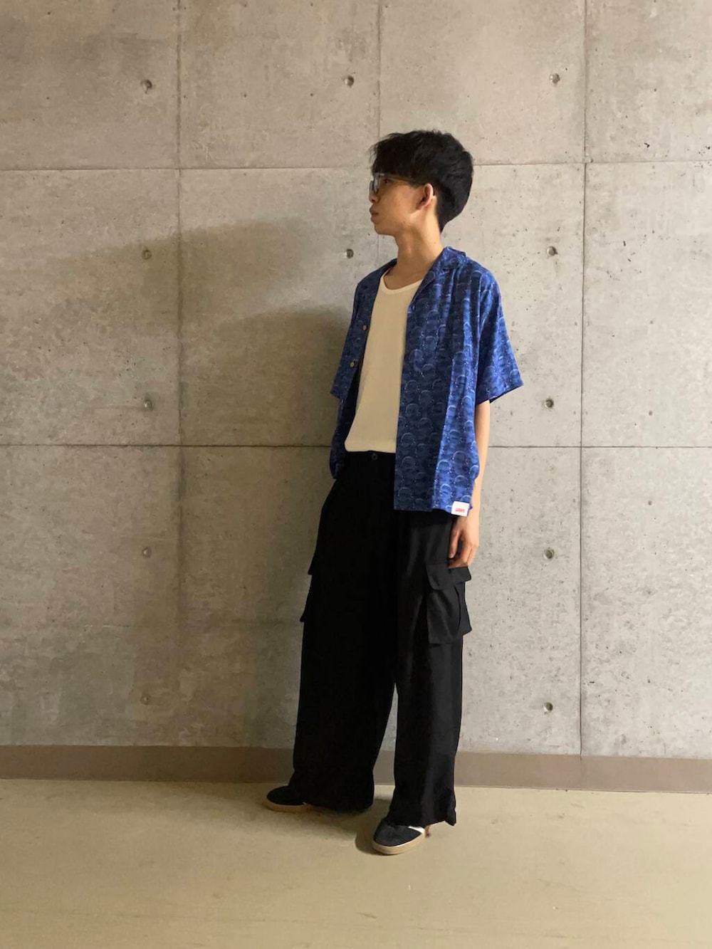 「ワイドパンツ、カジュアル、カーゴパンツ、ブラック、ブルー、柄シャツ、タンクトップ、夏、半袖、大学生、シャツコーデ、海、サングラスコーデ、jaws」|「SENSE OF PLACE by URBAN RESEARCHのウェリントンサングラス(サングラス、ブルー系)」を使った、とーごさん(メンズ・178cm)の夏コーディネートの2枚目の写真