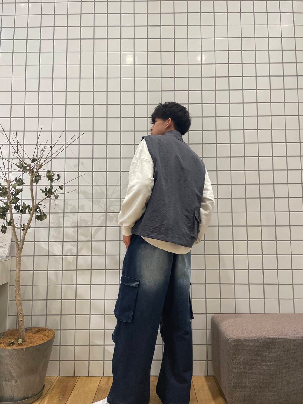 「センスオブプレイス、デニム、ワイドパンツ、カジュアル、ベスト、ホワイト、スウェット、カーゴパンツ、シンプルコーデ、ブルー、ナイキ、春コーデ、デニムコーデ、ヴィンテージ、ベストコーデ」｜「SENSE OF PLACE by URBAN RESEARCHのデニムカーゴパンツ（デニムパンツ、ブルー系）」を使った、とーごさん（メンズ・178cm）の春コーディネートの4枚目の写真