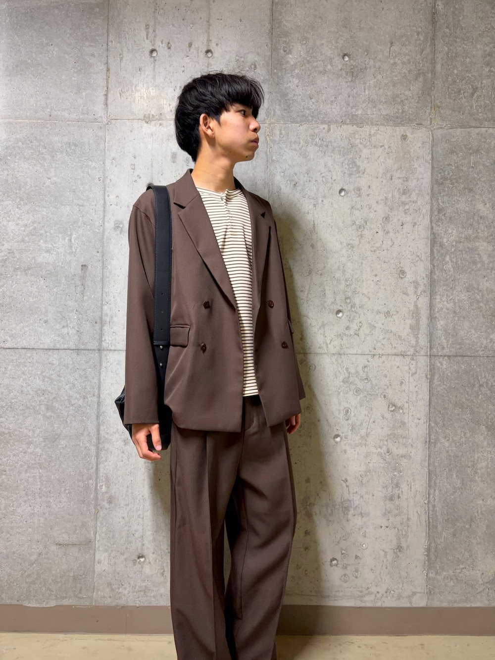 ブラウン系のその他アウター、ホワイト系のTシャツ/カットソー、ブラウン系のその他パンツを着用したメンズの冬コーディネートの3枚目の写真