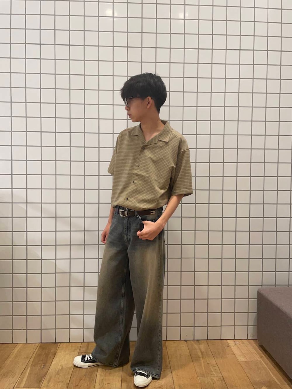 「デニム、ベージュ、ワイドパンツ、チェックシャツ、サングラス、Converse、ブルー、タンクトップ、夏、半袖、シャツコーデ、ルーズシャツ、ヴィンテージライク、アメカジ、アメカジコーデ」｜「CONVERSEのCONVERSE　ALL STAR FLOWEREYELETS OX（スニーカー、ブラック系）」を使った、とーごさん（メンズ・178cm）の夏コーディネートの3枚目の写真