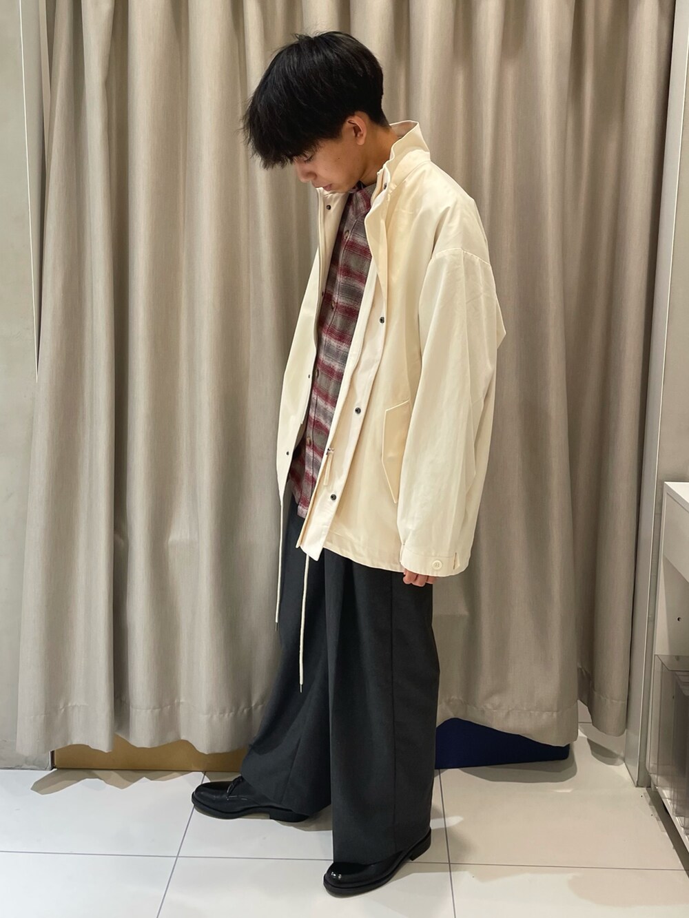 「コート、シャツスタイル、柄シャツ、ワイドパンツ、革靴、ホワイト、グレー、赤、秋コーデ、冬コーデ、大学生、デートコーデ」|「SENSE OF PLACE by URBAN RESEARCHのショートモッズコート(モッズコート、ホワイト系)」を使った、とーごさん(メンズ・178cm)の秋コーディネートの3枚目の写真