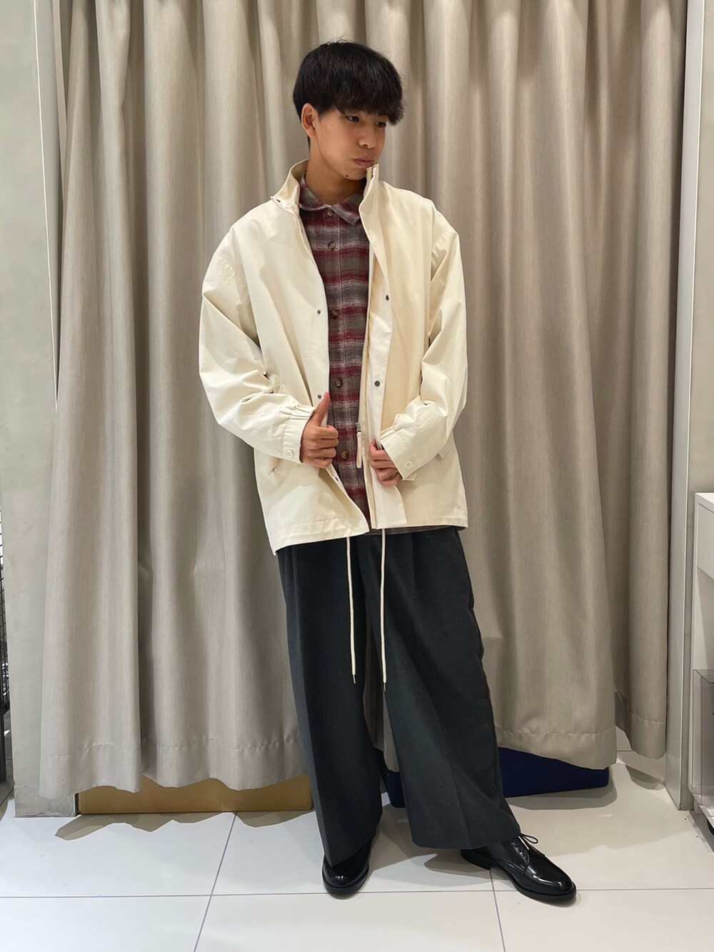 「コート、シャツスタイル、柄シャツ、ワイドパンツ、革靴、ホワイト、グレー、赤、秋コーデ、冬コーデ、大学生、デートコーデ」|「SENSE OF PLACE by URBAN RESEARCHのショートモッズコート(モッズコート、ホワイト系)」を使った、とーごさん(メンズ・178cm)の秋コーディネートの2枚目の写真