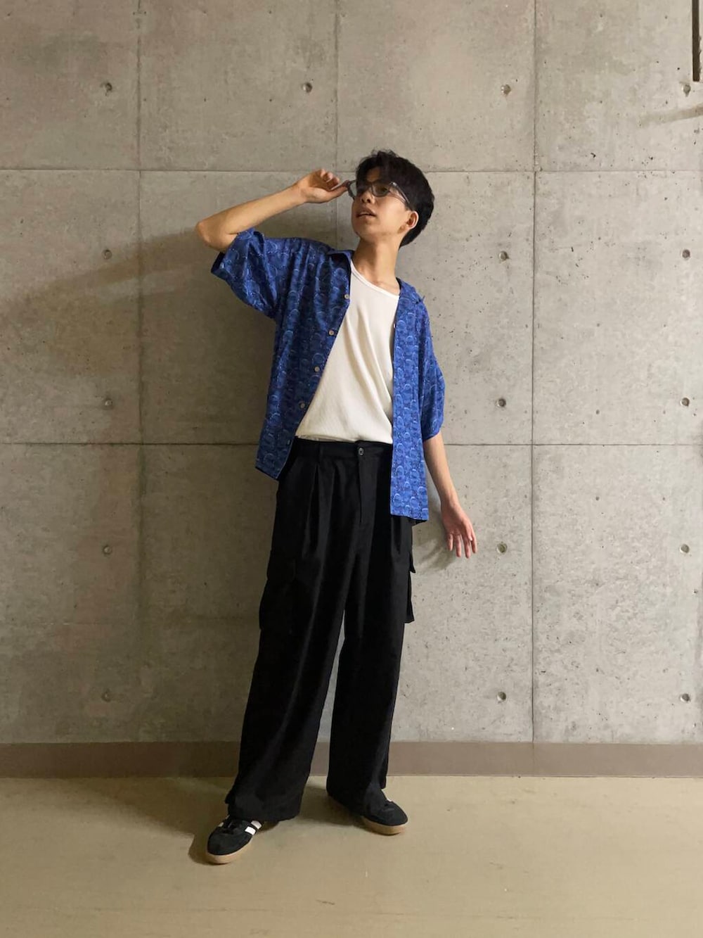 「ワイドパンツ、カジュアル、カーゴパンツ、ブラック、ブルー、柄シャツ、タンクトップ、夏、半袖、大学生、シャツコーデ、海、サングラスコーデ、jaws」|「SENSE OF PLACE by URBAN RESEARCHのウェリントンサングラス(サングラス、ブルー系)」を使った、とーごさん(メンズ・178cm)の夏コーディネートの4枚目の写真