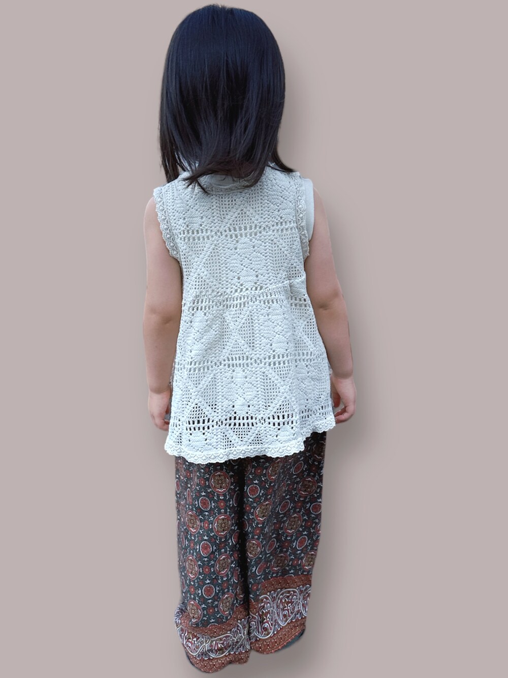 ホワイト系のベスト、ホワイト系のタンクトップ、グリーン系のその他パンツを着用したキッズの夏コーディネートの2枚目の写真