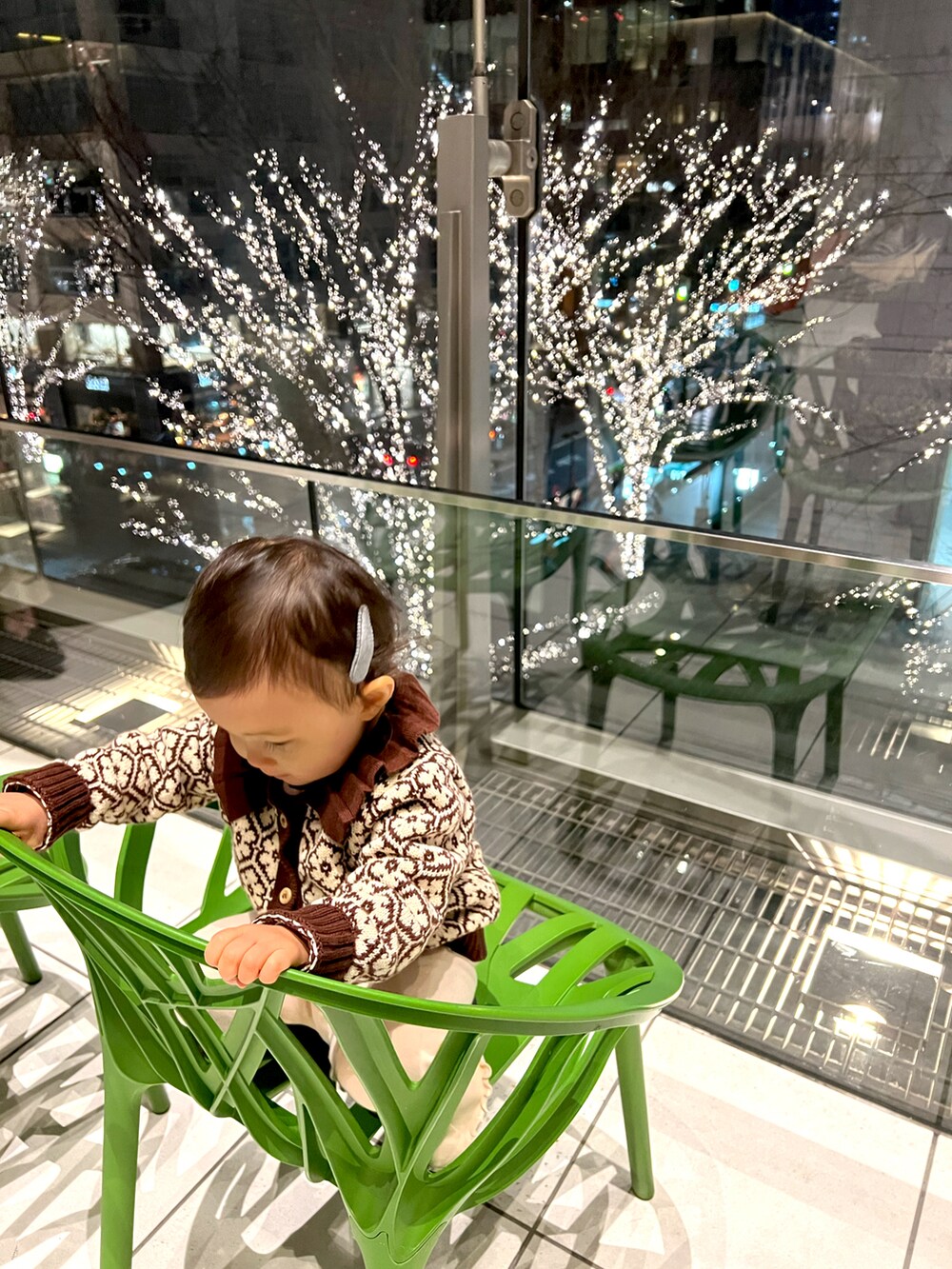 ブラウン系のカーディガン/ボレロを着用したキッズの冬コーディネートの2枚目の写真