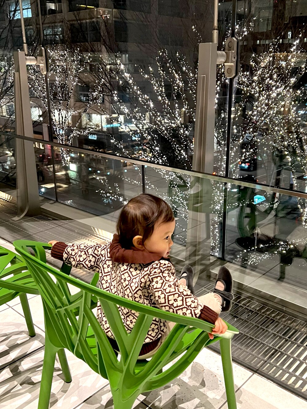 ブラウン系のカーディガン/ボレロを着用したキッズの冬コーディネートの3枚目の写真