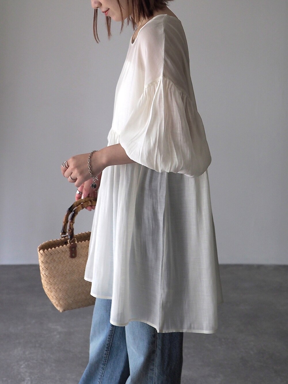 ホワイト系のシャツ/ブラウス、ベージュ系のかごバッグを着用したレディースの夏コーディネートの4枚目の写真