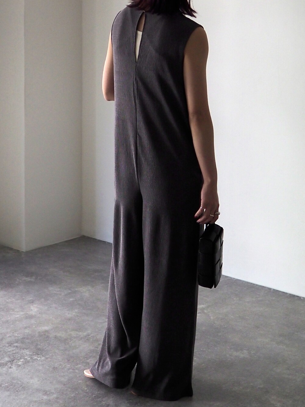 グレー系のサロペット/オーバーオール、ブラック系のボディバッグ/ウエストポーチを着用したレディースの春コーディネートの3枚目の写真