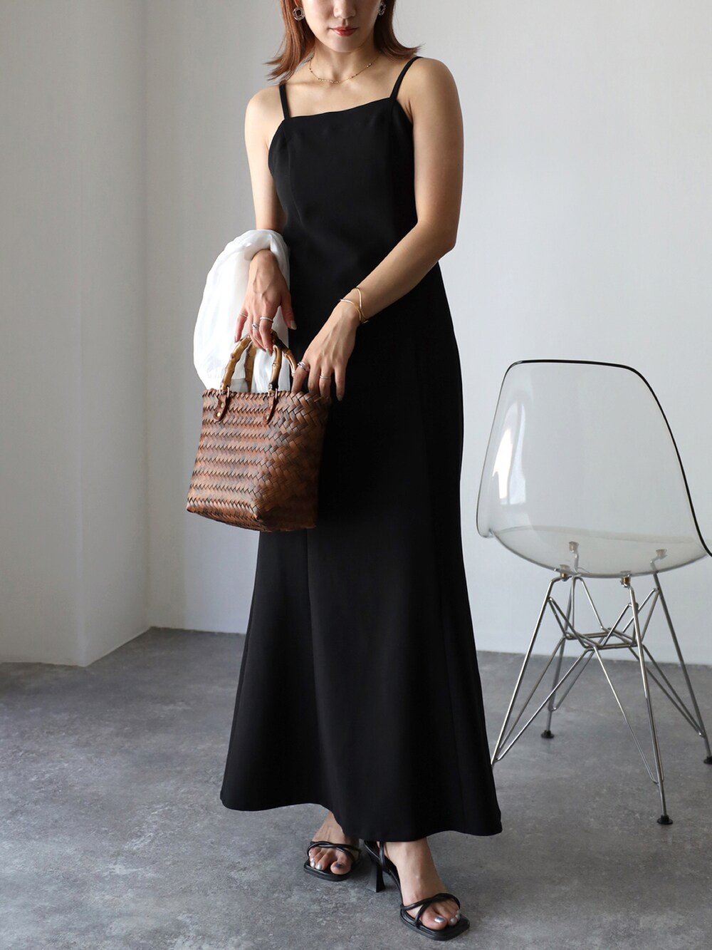 ブラック系のワンピース、ブラック系のサンダルを着用したレディースの夏コーディネートの2枚目の写真