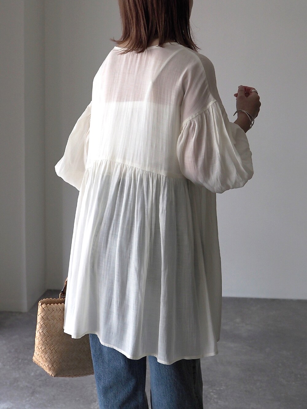 ホワイト系のシャツ/ブラウス、ベージュ系のかごバッグを着用したレディースの夏コーディネートの5枚目の写真