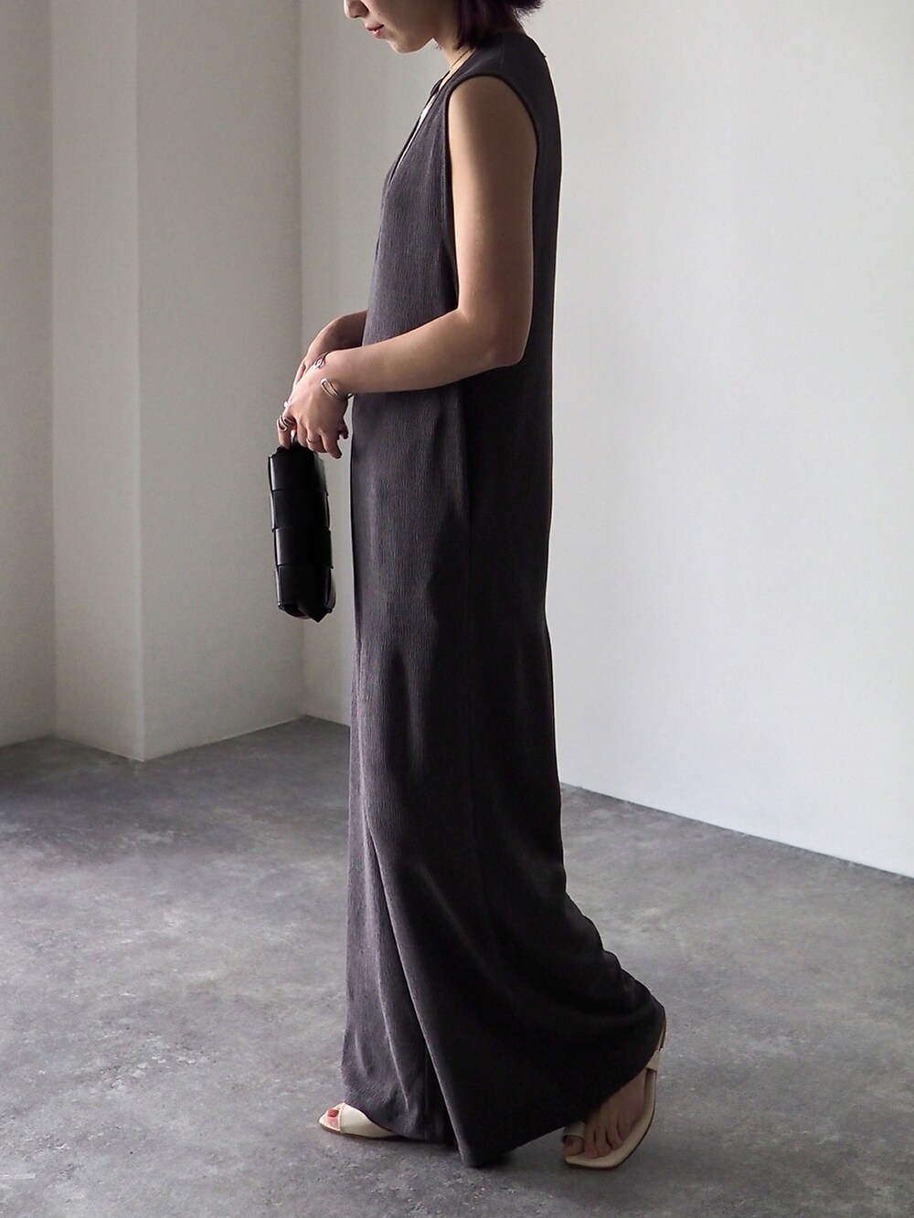 グレー系のサロペット/オーバーオール、ブラック系のボディバッグ/ウエストポーチを着用したレディースの春コーディネートの2枚目の写真