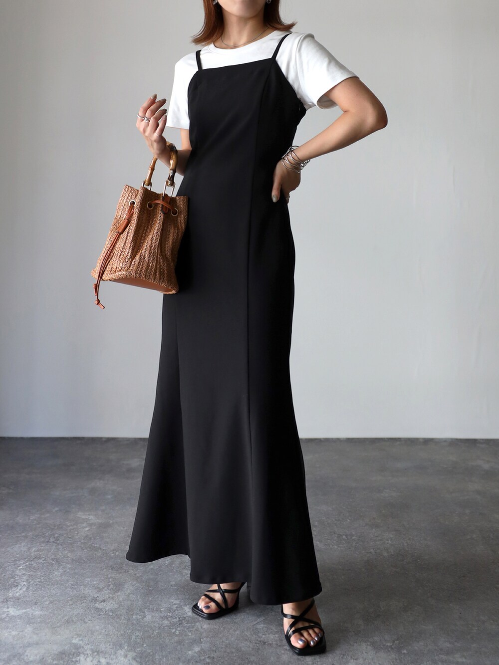 ブラック系のワンピース、ブラック系のサンダルを着用したレディースの夏コーディネートの3枚目の写真