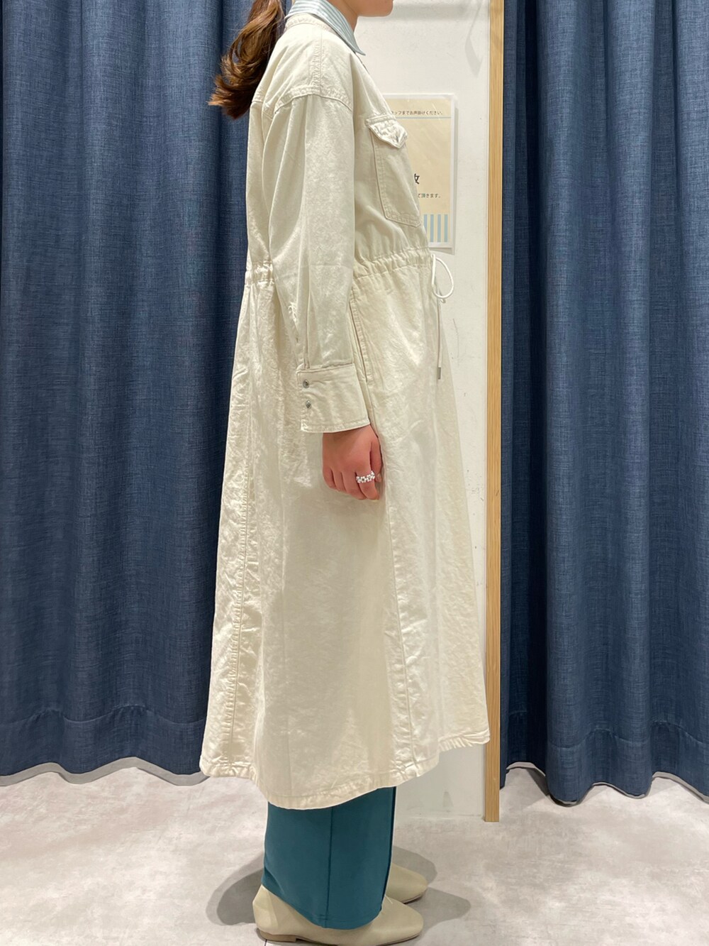 「春服みてみて、シンプルコーデ、大人カジュアル、春服、カジュアルコーデ、春色、きれいめカジュアル、カラーコーデ、ワントーンコーデ、ストライプ、重ね着、ワンピース、デニム」|「Samansa Mos2 blueのギャザーリボンフラットシューズ(その他シューズ、ベージュ系)」を使った、𝚁𝚊𝚒𝚖𝚞 さん(レディース・163cm)の春コーディネートの2枚目の写真