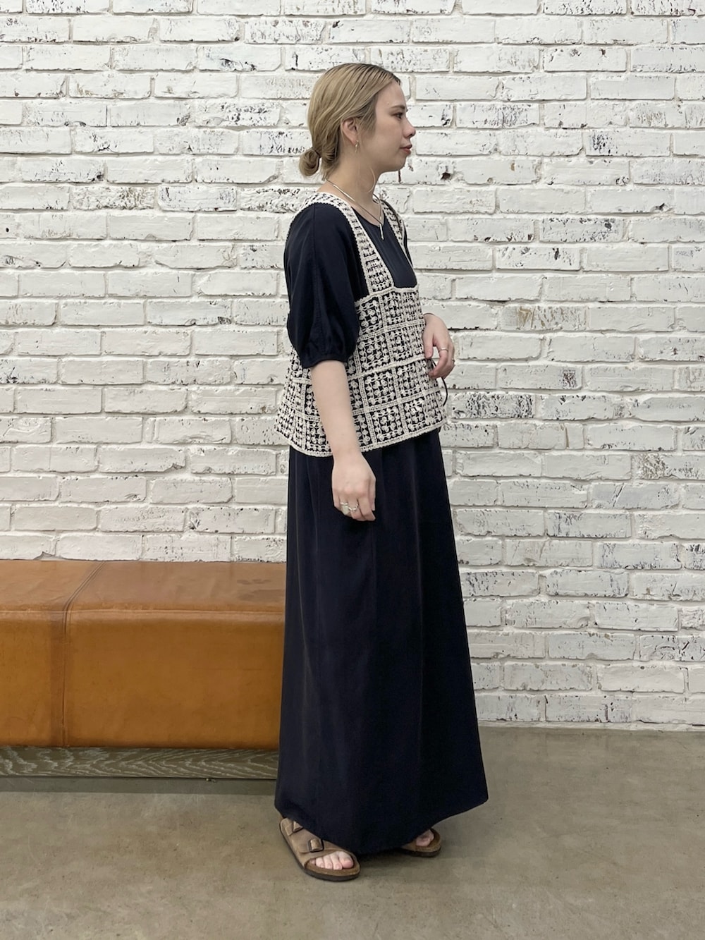 ブラック系のワンピース、その他のベストを着用したレディースの春コーディネートの2枚目の写真