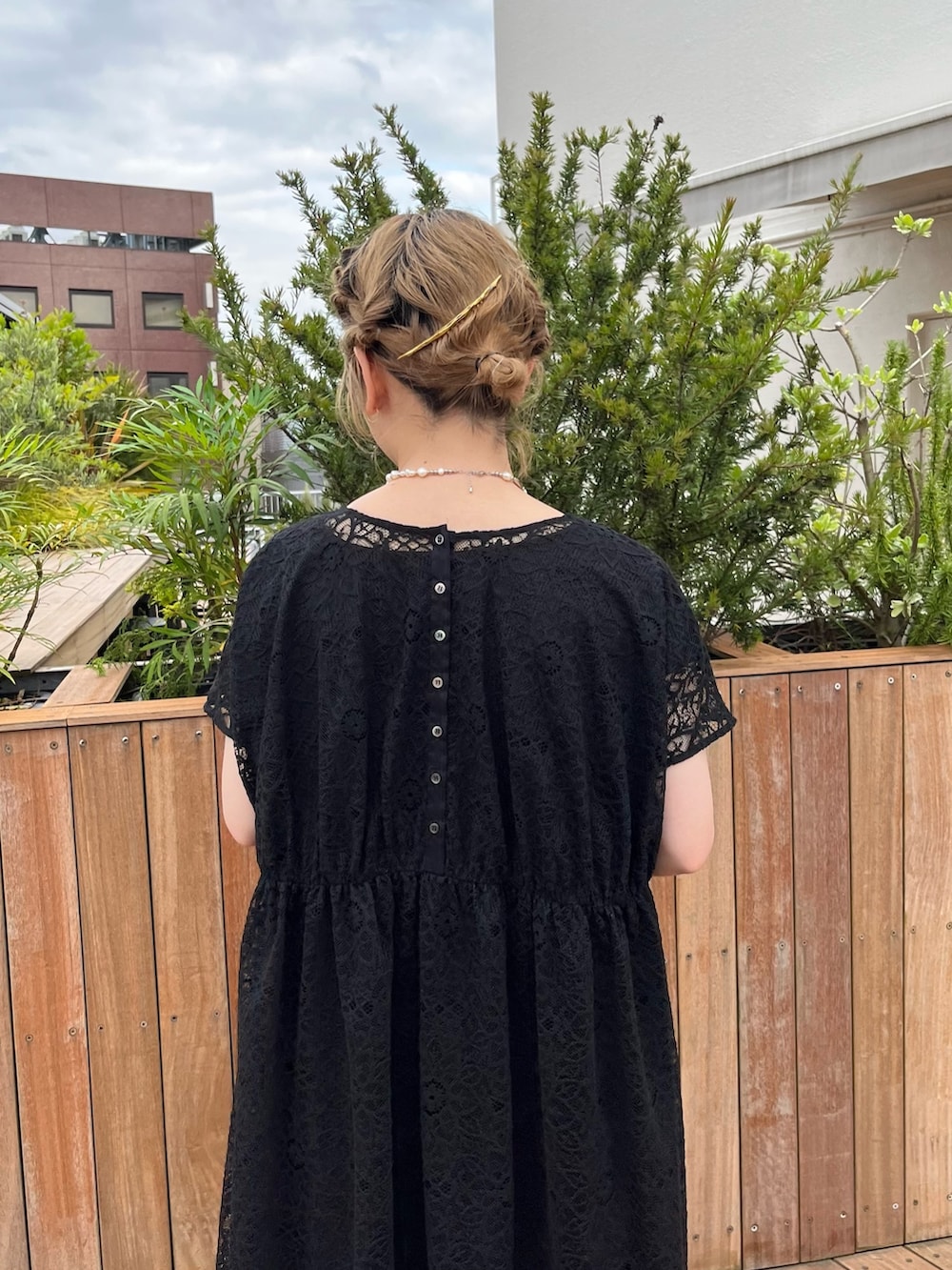 ブラック系のワンピース、ブラック系のワンピースを着用したレディースの夏コーディネートの3枚目の写真