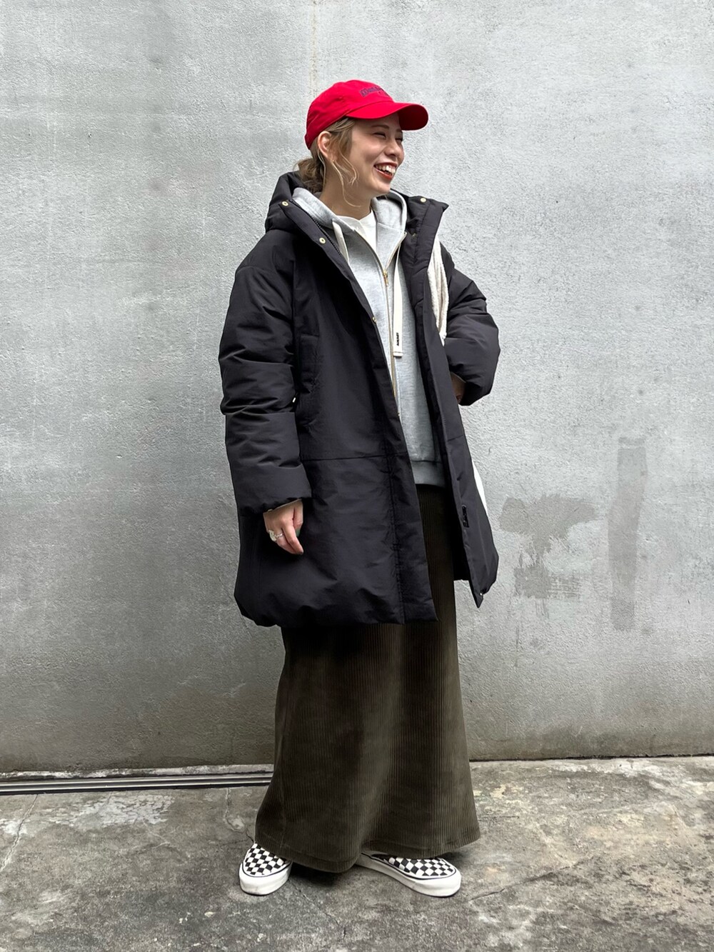 ブラック系のダウンジャケット/コート、ホワイト系のTシャツ/カットソー、ベージュ系のバッグを着用したレディースの秋コーディネートの2枚目の写真