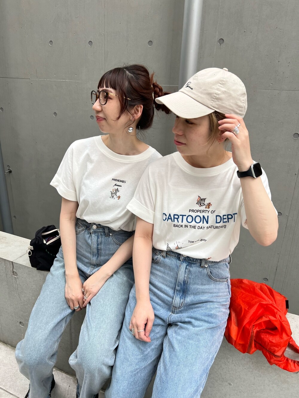 ホワイト系のTシャツ/カットソー、ホワイト系のTシャツ/カットソー、ブルー系のその他パンツを着用したレディースの夏コーディネートの2枚目の写真