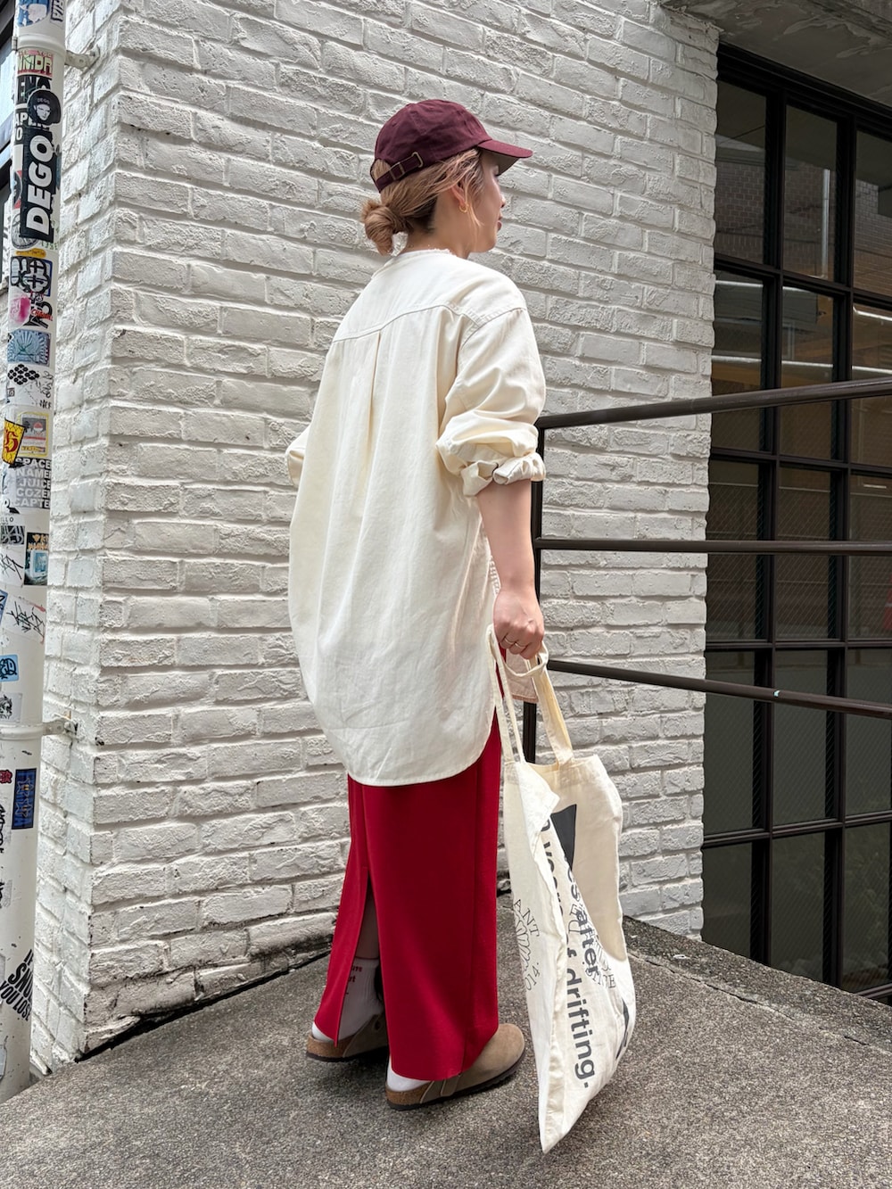 ホワイト系のシャツ/ブラウス、ホワイト系のTシャツ/カットソー、レッド系のスカートを着用したレディースの秋コーディネートの2枚目の写真